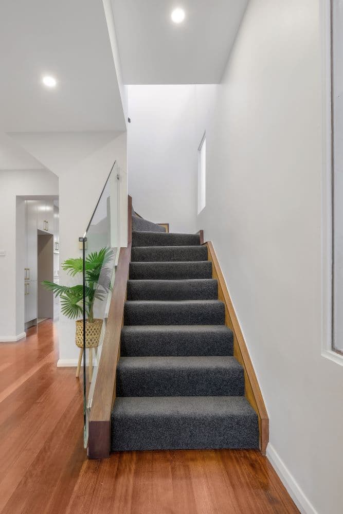 Elegant modern staircase design by
